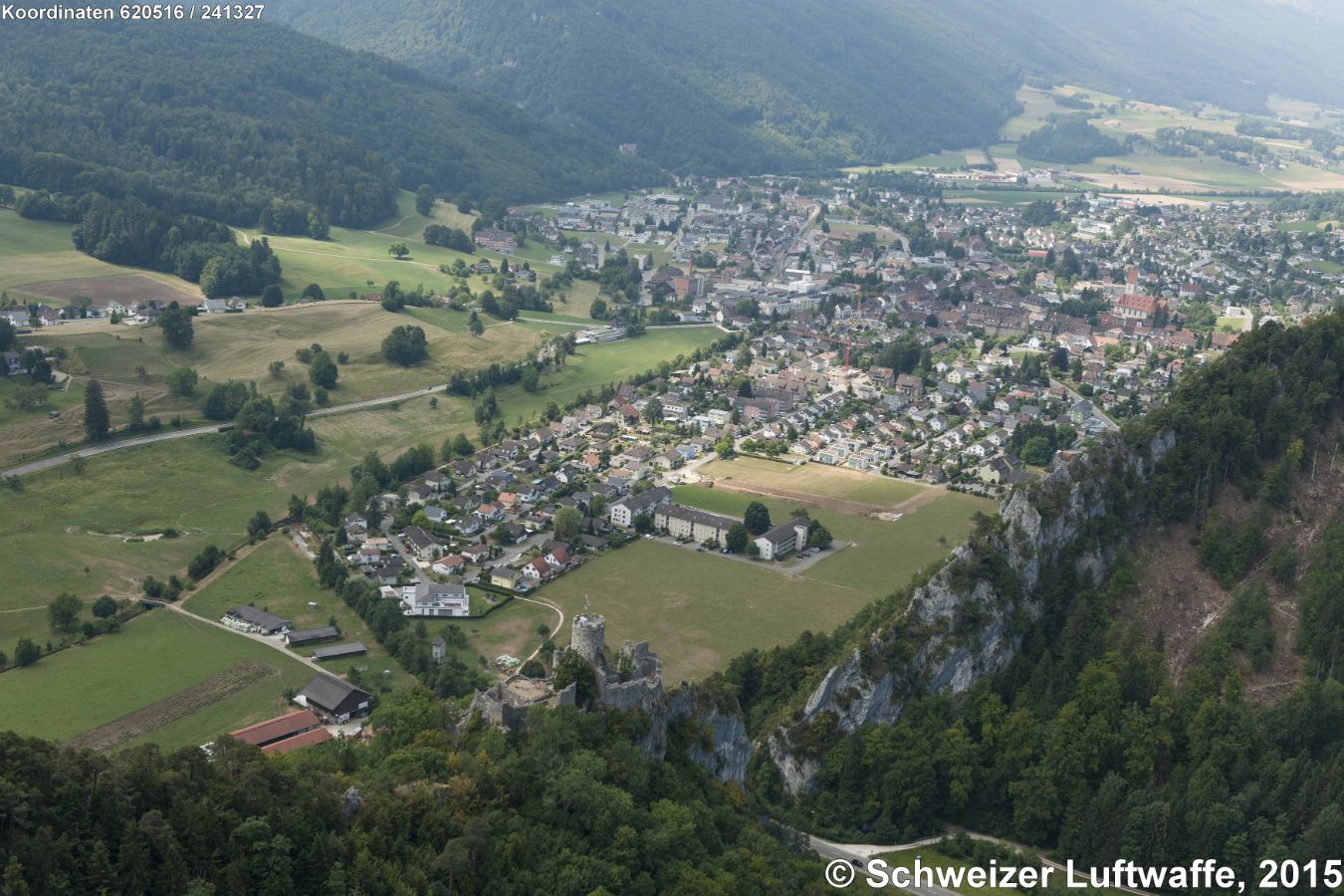Blick aus der Klus Richtung Blasthal. Burgruine Neu Falkenstein im Vordergrund.